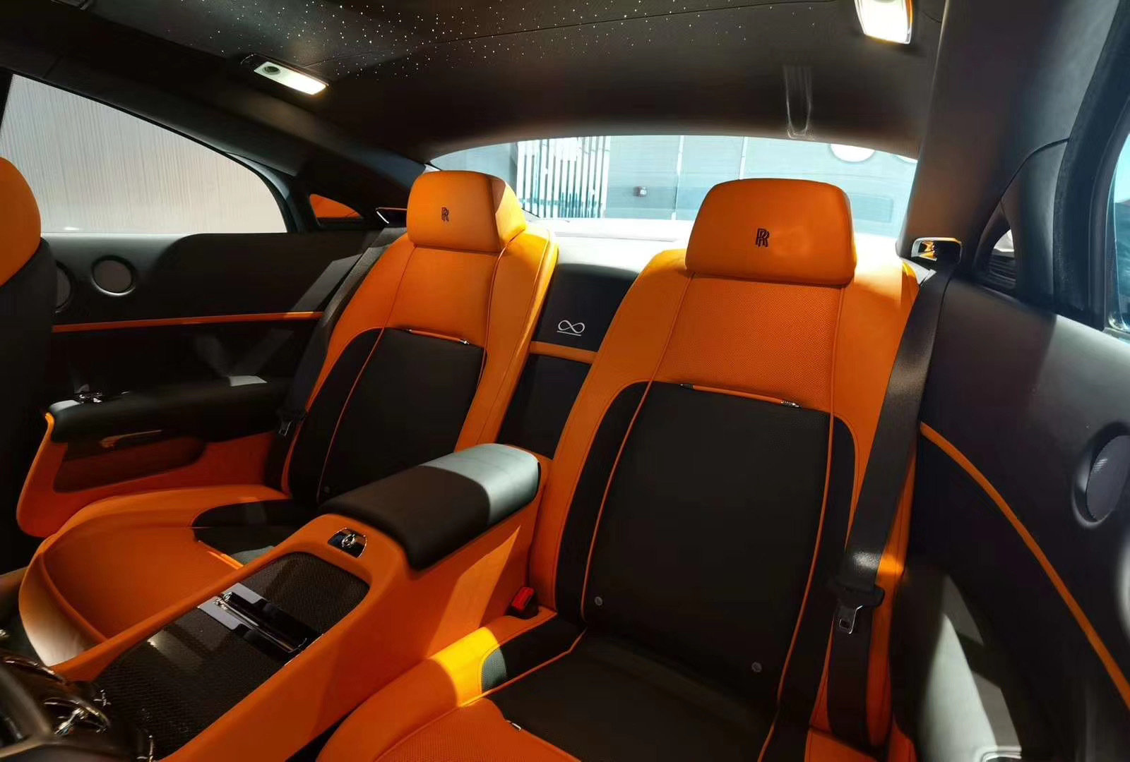 劳斯莱斯最喜欢它的星空顶和小金人