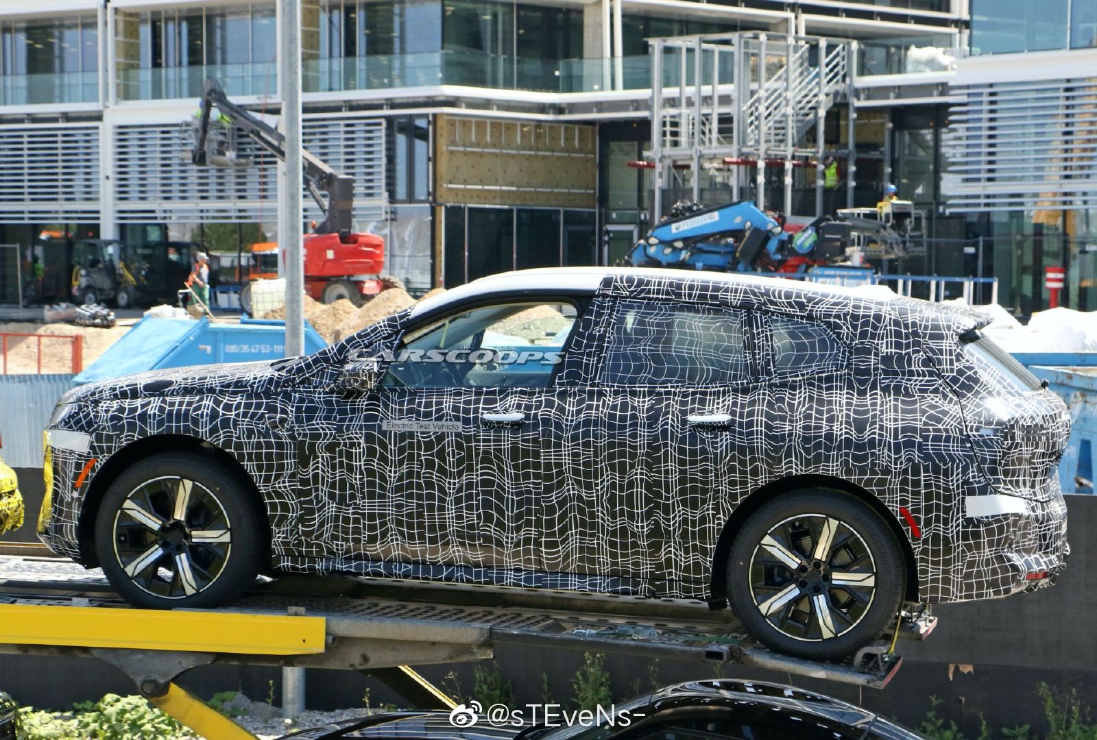 BMW iNEXT原型测试车路试曝光，相比之前车身伪装膜相对减少