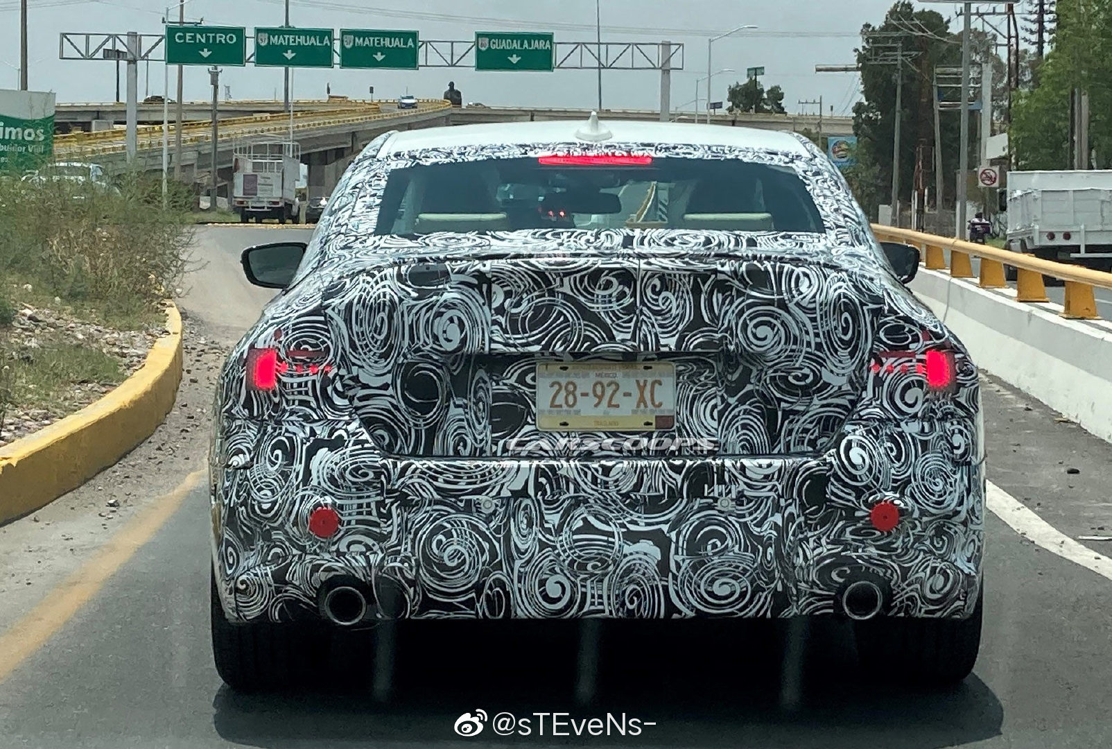 近日，外媒在墨西哥街头发现了下一代BMW G42 2系Coupe测试车