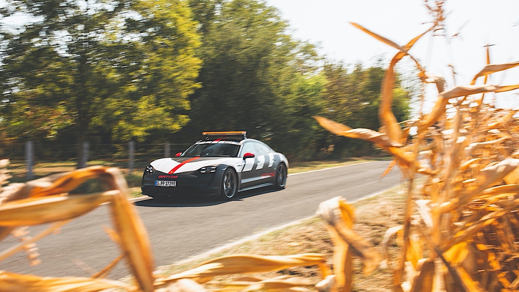 身着勒芒安全标志的保时捷Taycan更像是一辆警车。