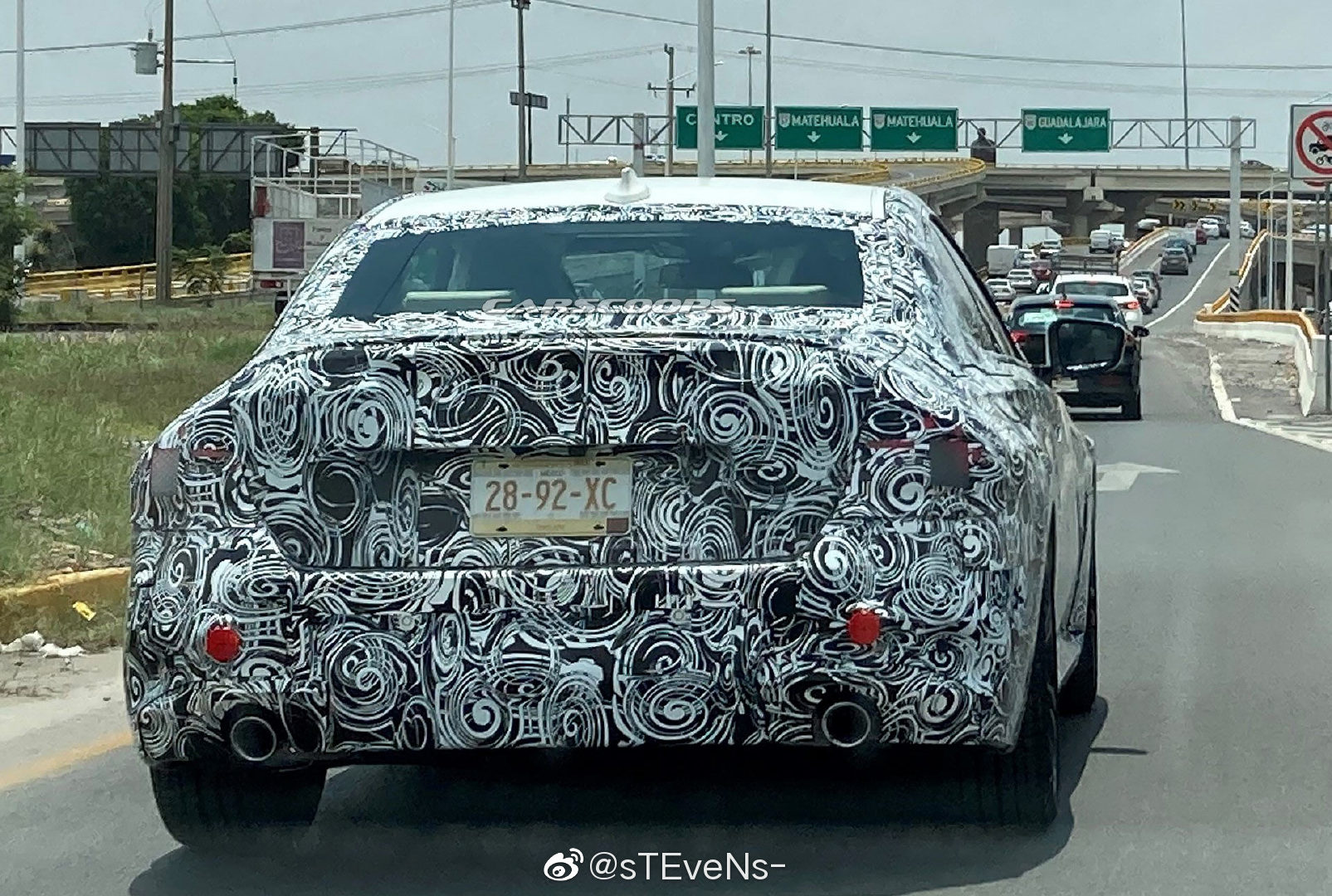 近日，外媒在墨西哥街头发现了下一代BMW G42 2系Coupe测试车