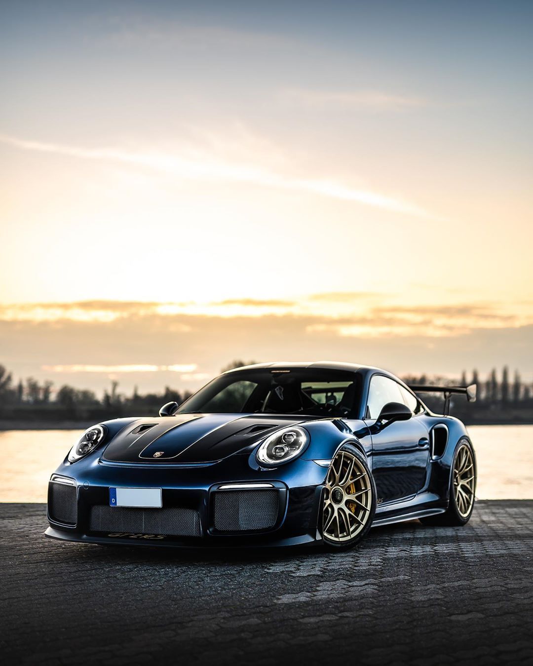 汽车美图大赏：保时捷911 GT2RS，PTS午夜蓝