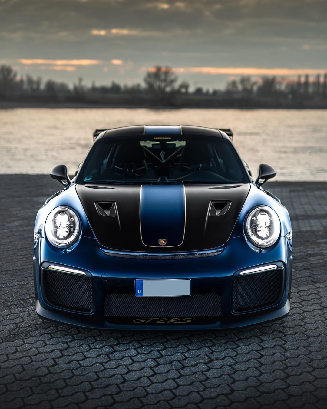 汽车美图大赏：保时捷911 GT2RS，PTS午夜蓝