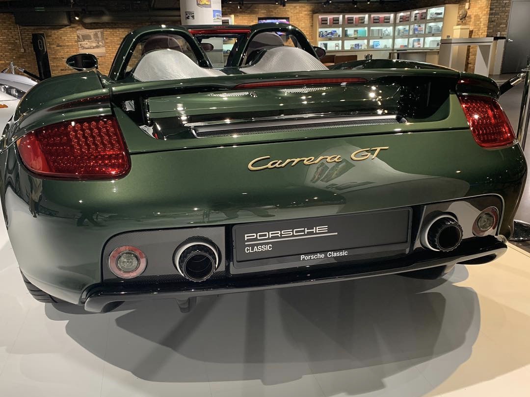保时捷Carrera GT，这绿色真帅气！