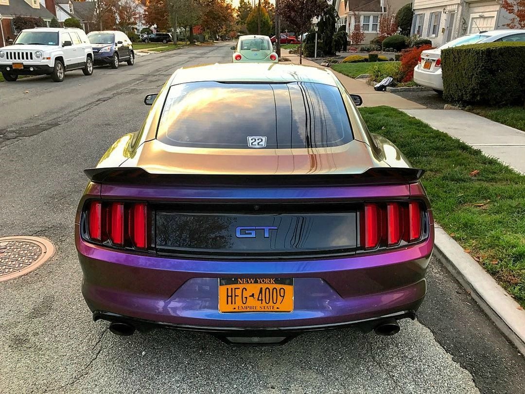 好看的汽车图片：一匹爱上炫彩的野马Mustang