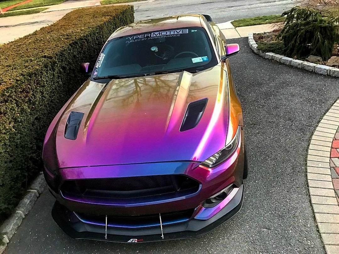 好看的汽车图片：一匹爱上炫彩的野马Mustang