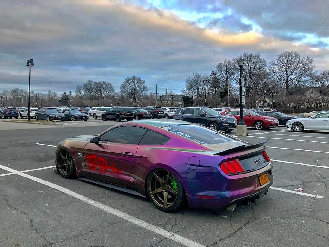 好看的汽车图片：一匹爱上炫彩的野马Mustang