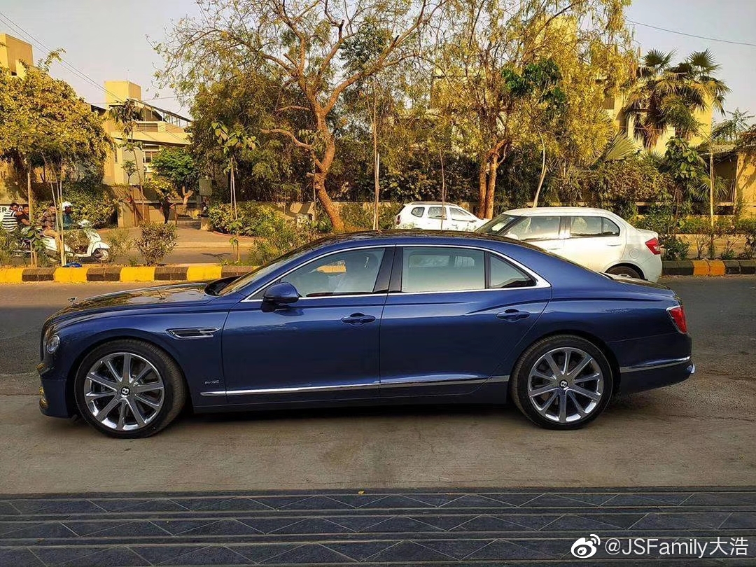 新宾利飞驰，车头感觉像灭霸一样。很华丽...