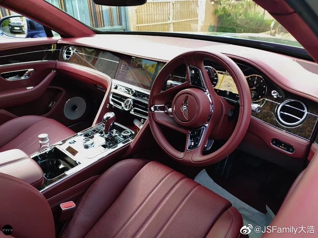 新宾利飞驰，车头感觉像灭霸一样。很华丽...