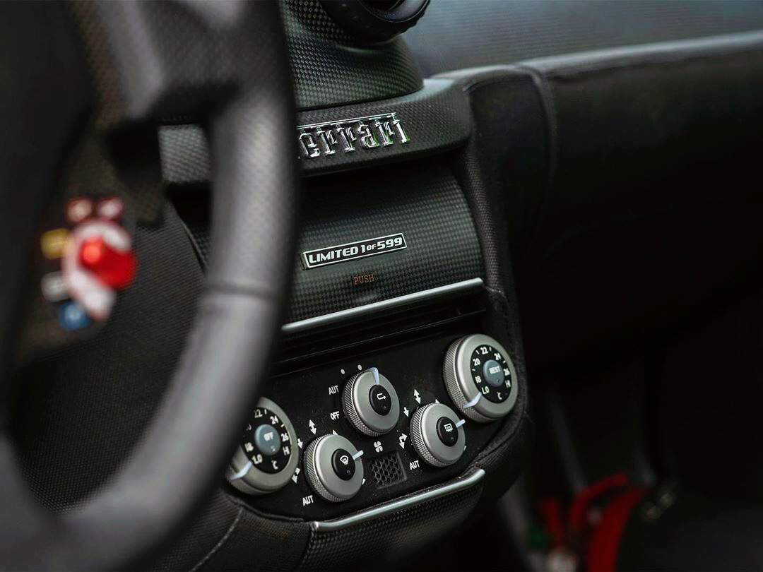 全球限量599 6.0L拥有12缸发动机，670马力 Ferrari 599 GTO