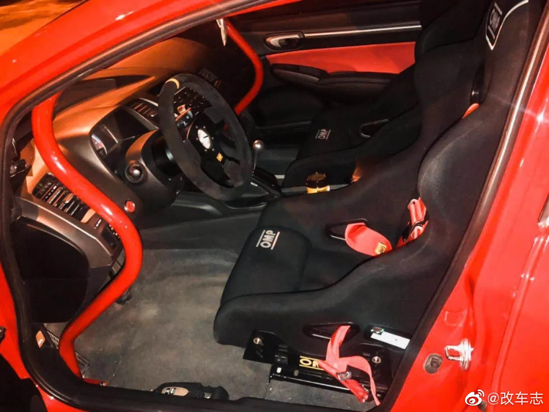 东本思铭改出来的FD2，依旧是赛道日的一道靓丽风景线