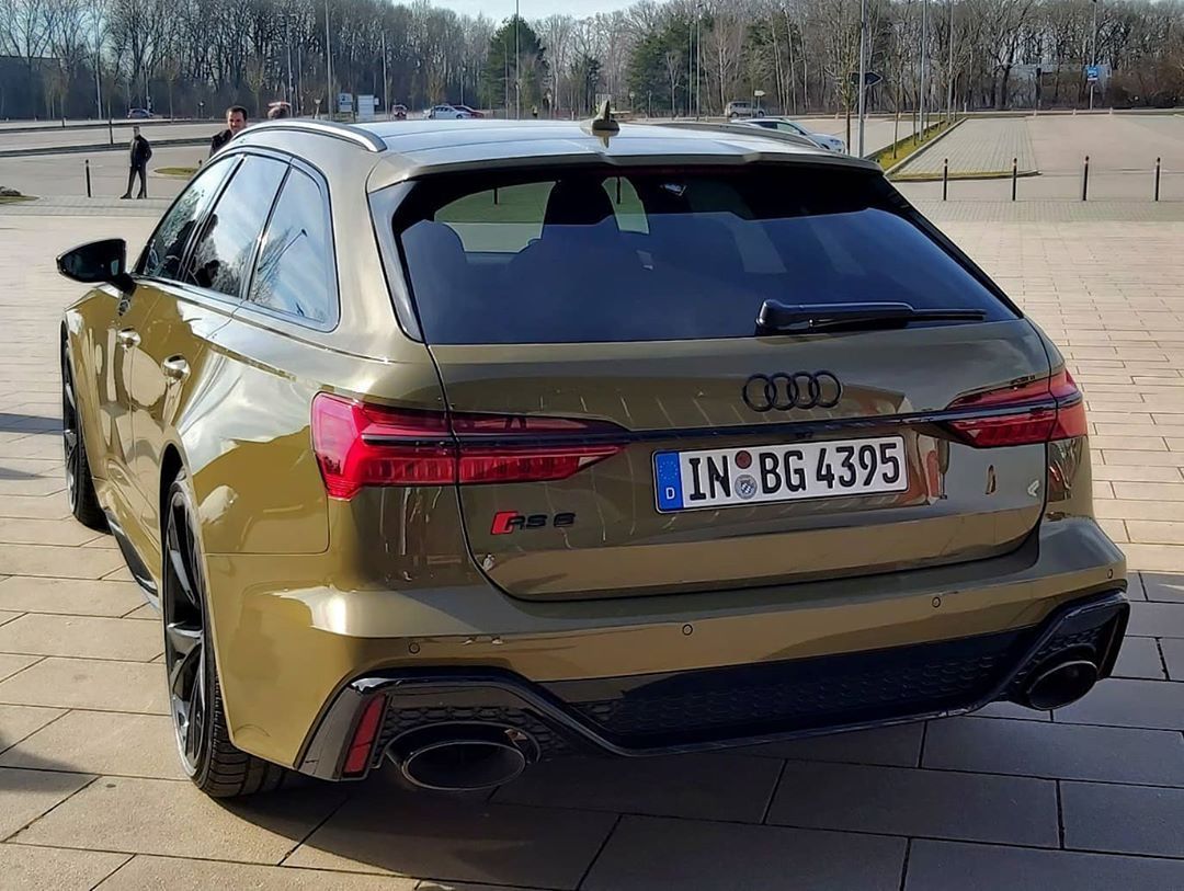 这个算是奥迪很少见的一种颜色了。 RS6战斗绿