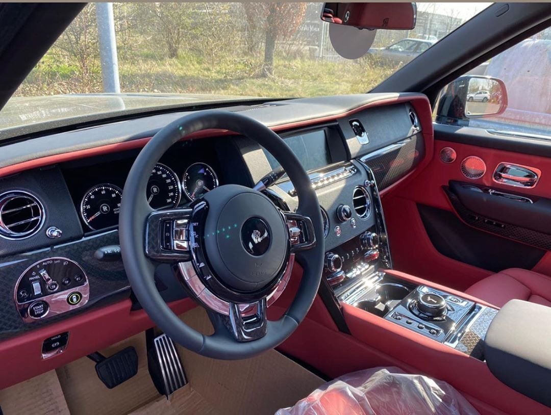 劳斯莱斯库里南Black Badge，无限大的标志证明不俗身份