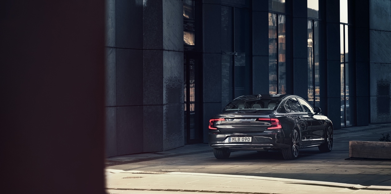 沃尔沃新款S90官图，还是很北欧风，低饱和度色彩，素雅简约。