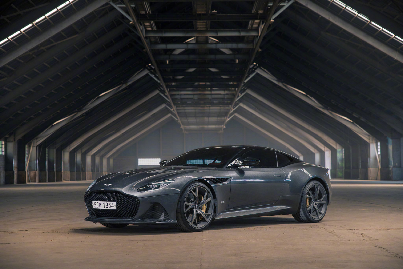 Aston Martin DBS Superleggera 来自英国的12缸大怪兽！