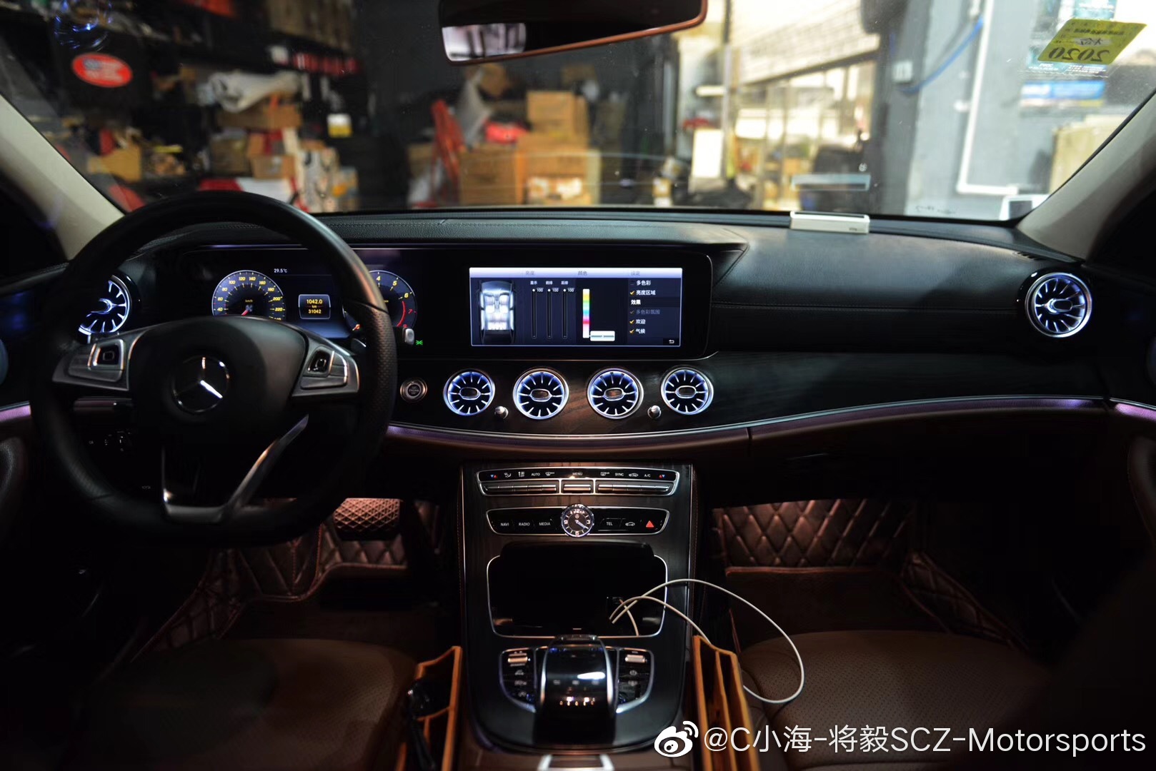 每天一组汽车美图：奔驰E300 涡扇氛围灯64色