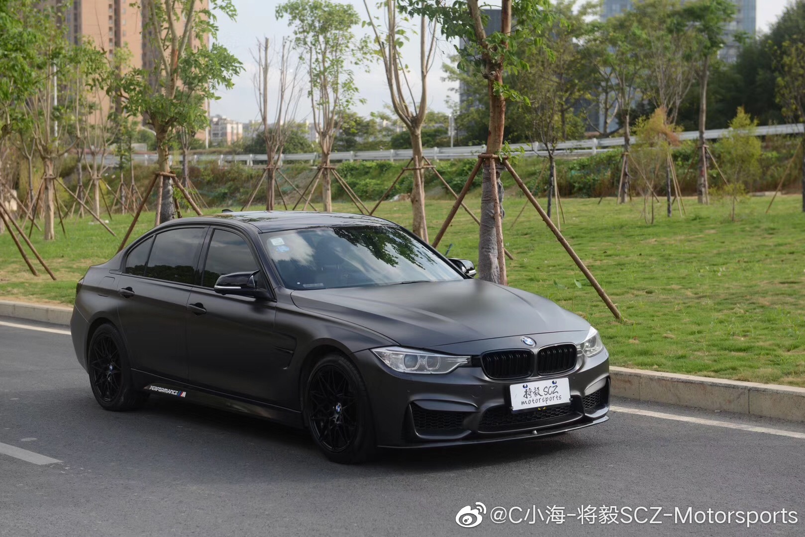 汽车美图大赏：BMW F30 改色贴膜 电光黑