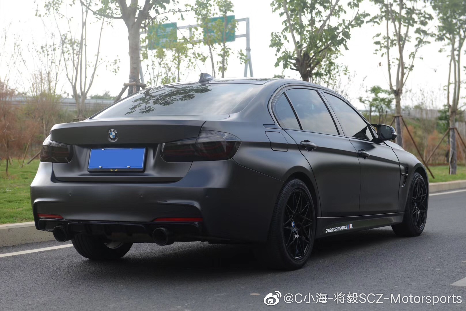 汽车美图大赏：BMW F30 改色贴膜 电光黑