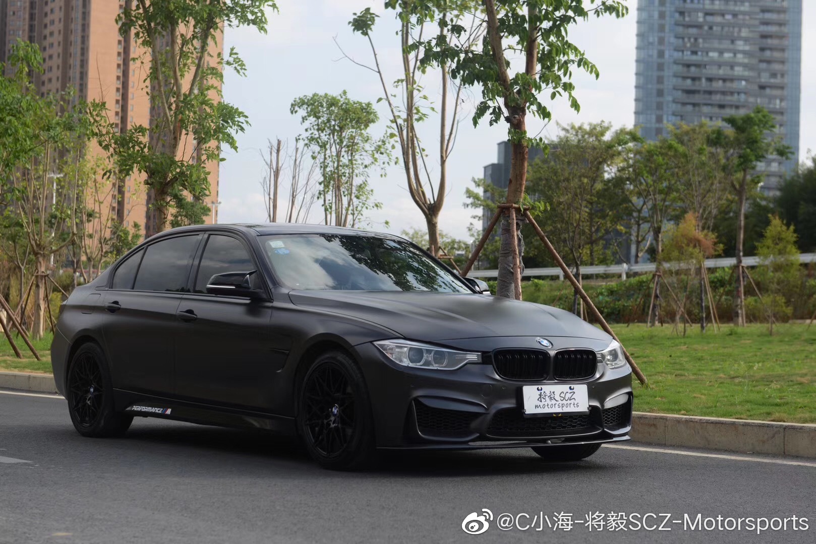 汽车美图大赏：BMW F30 改色贴膜 电光黑
