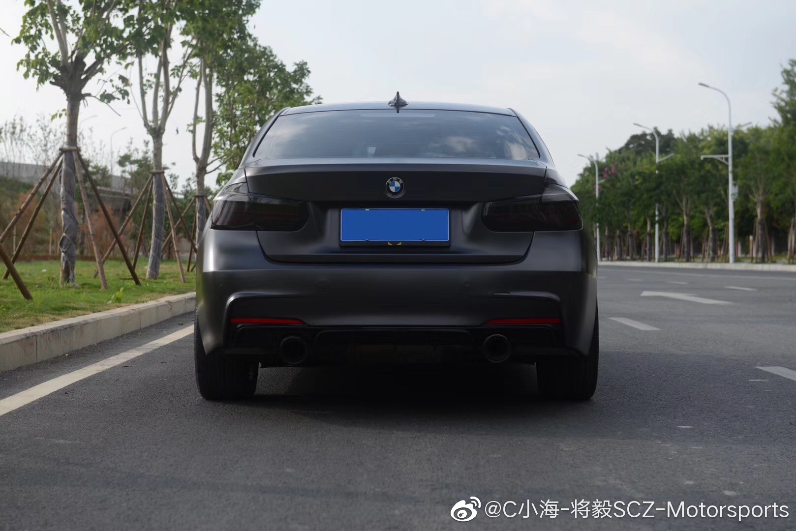 汽车美图大赏：BMW F30 改色贴膜 电光黑