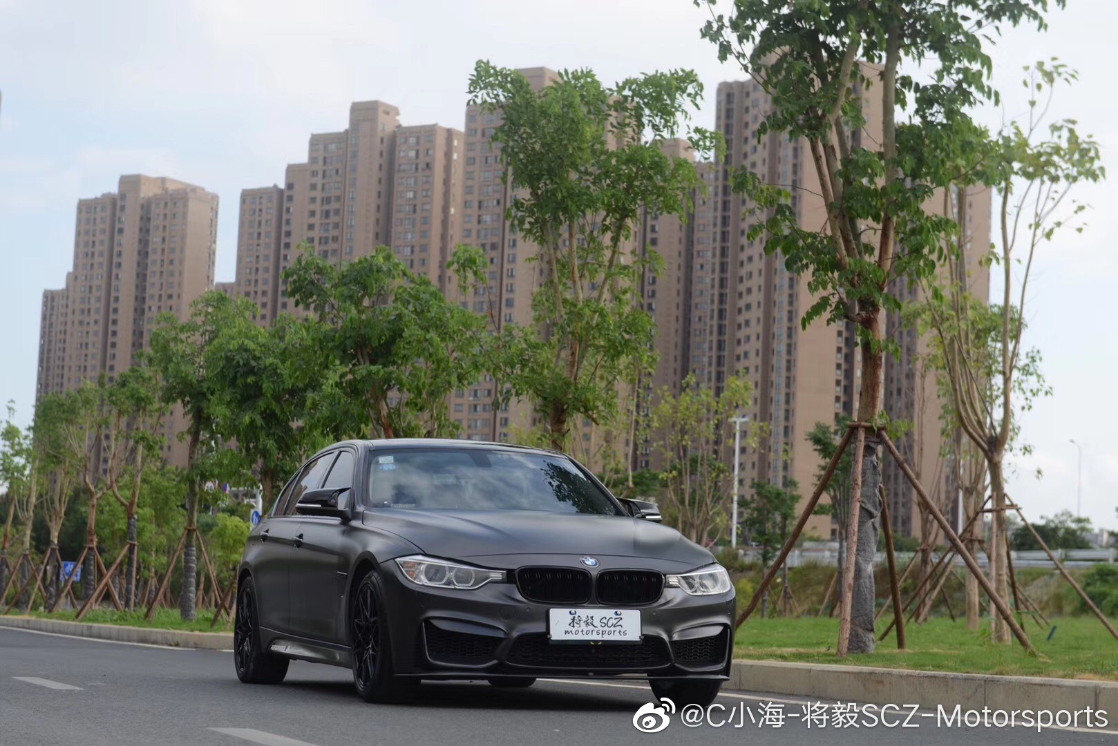 汽车美图大赏：BMW F30 改色贴膜 电光黑