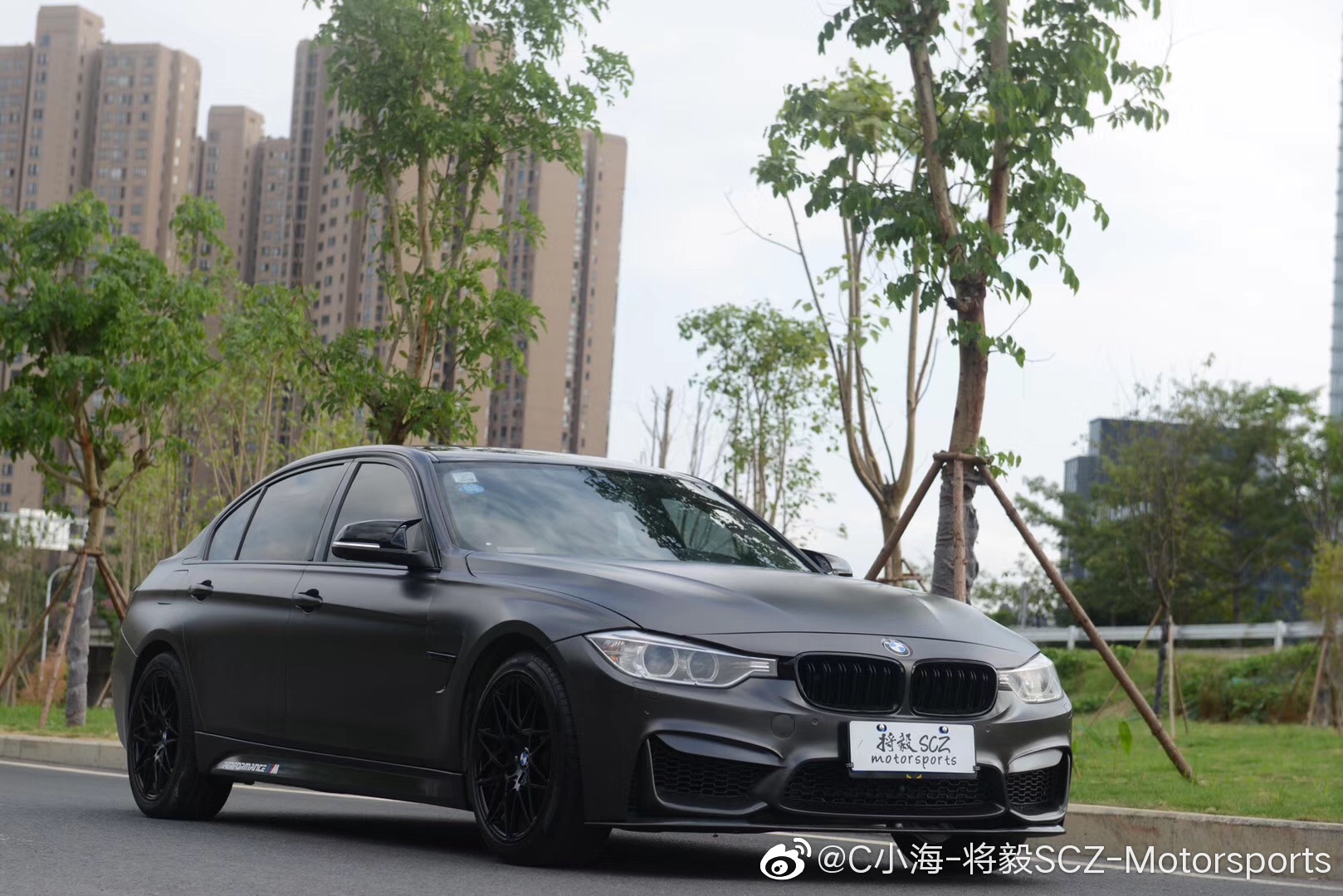 汽车美图大赏：BMW F30 改色贴膜 电光黑