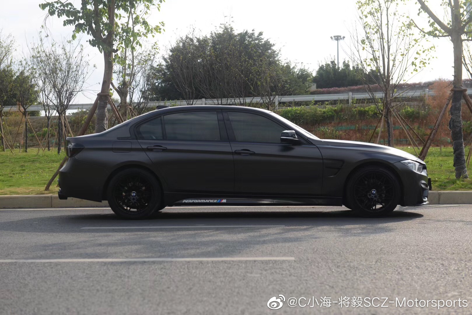 汽车美图大赏：BMW F30 改色贴膜 电光黑
