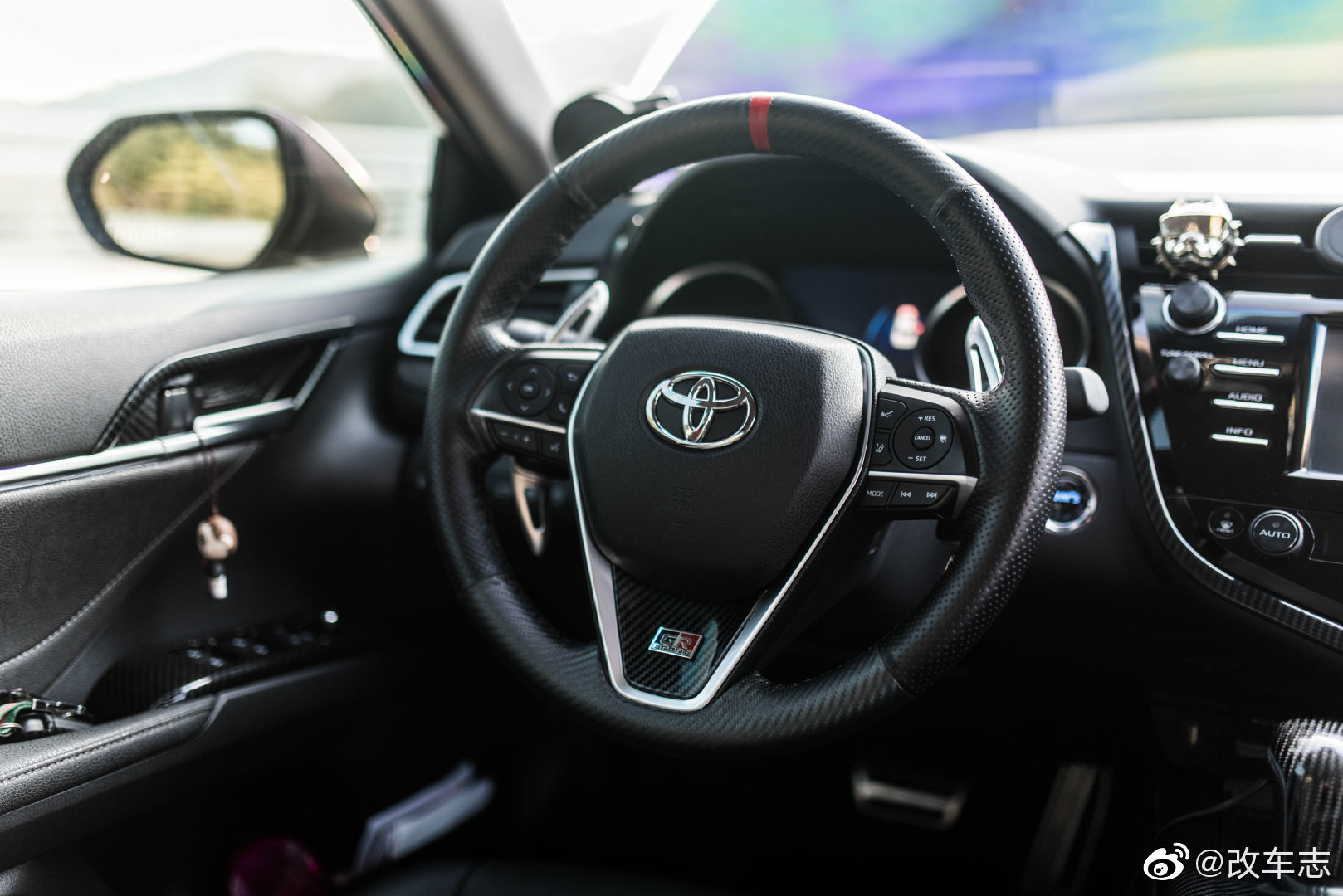 今天天气不错，出去拍了台凯美瑞，真帅啊~