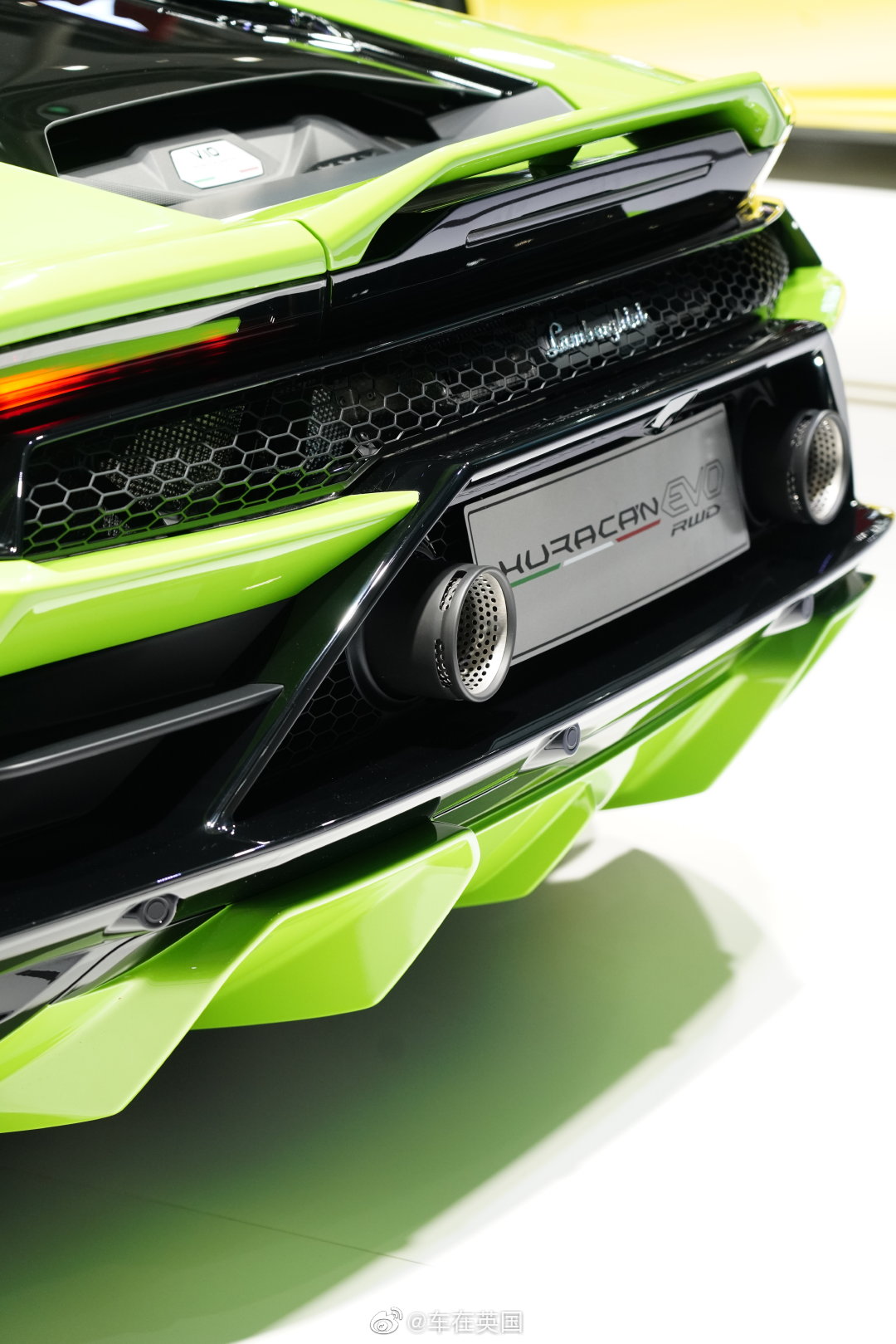 兰博基尼展台1台urus，2台小牛，遗憾没有把Huracan STO带来广州