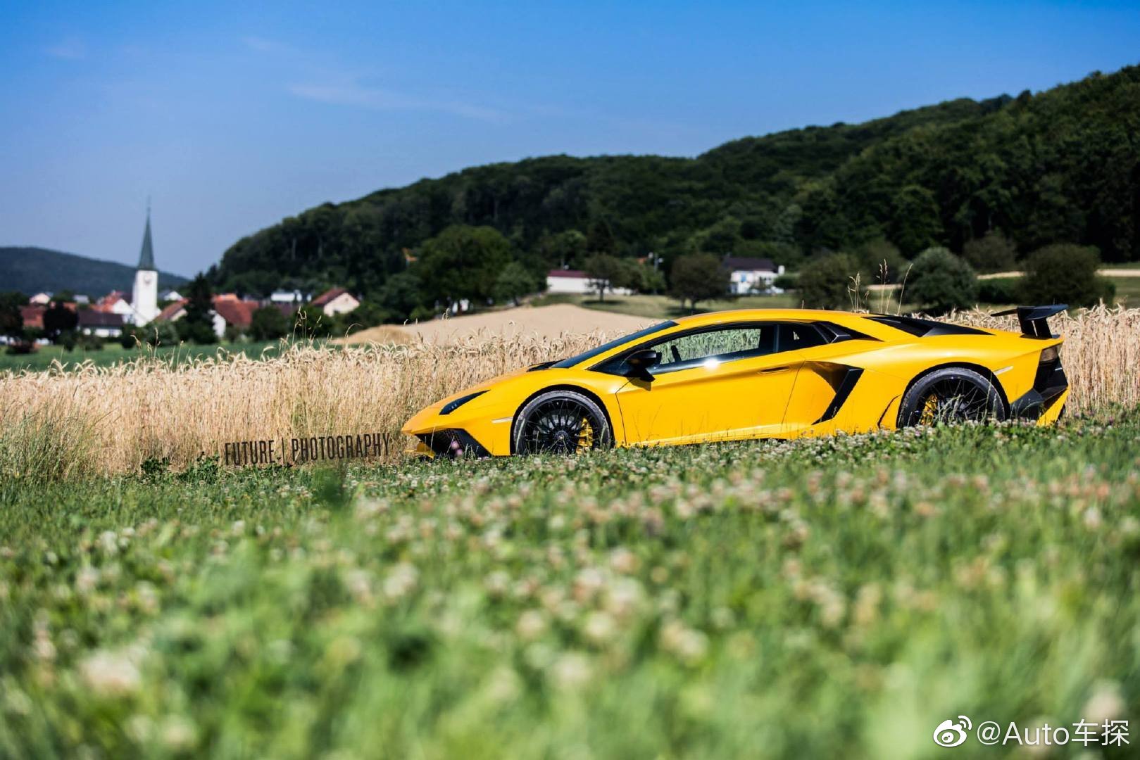田野里的大黄牛 Lamborghini Aventador LP 750-4 SV