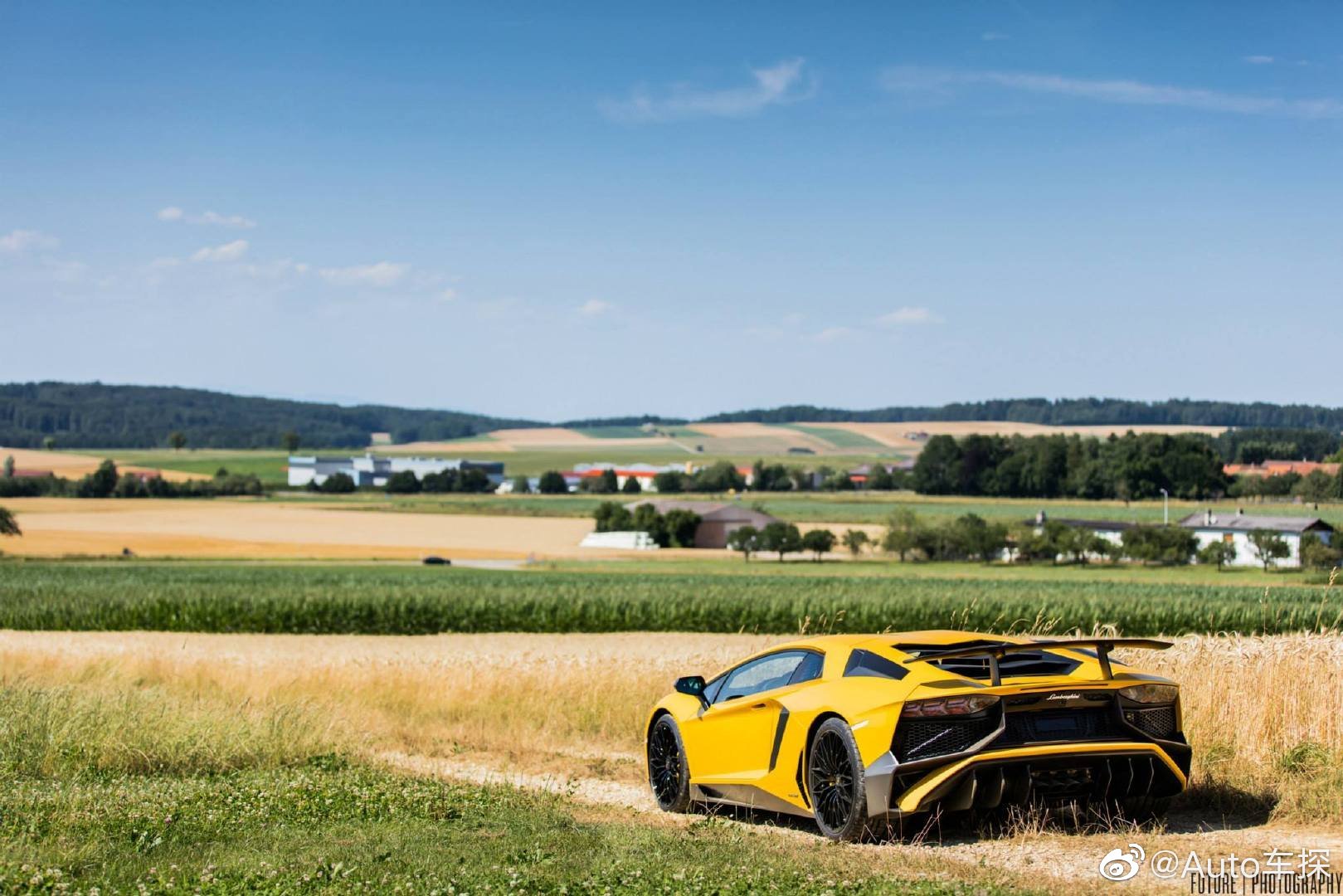 田野里的大黄牛 Lamborghini Aventador LP 750-4 SV