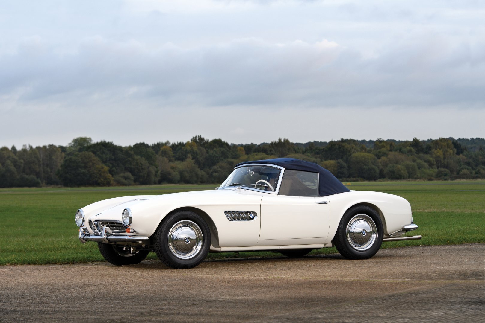 1957的BMW 507放在现在回头率也不会低