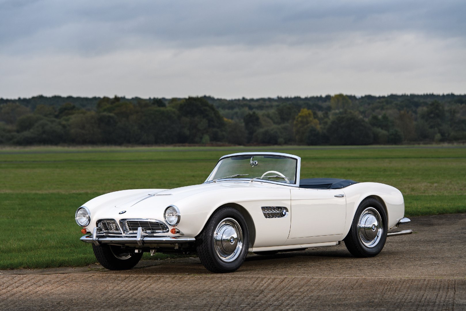 1957的BMW 507放在现在回头率也不会低