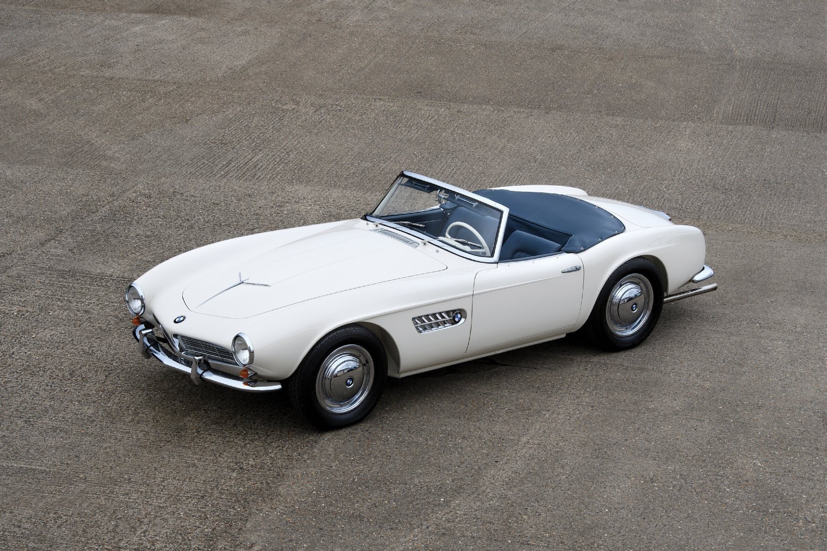 1957的BMW 507放在现在回头率也不会低