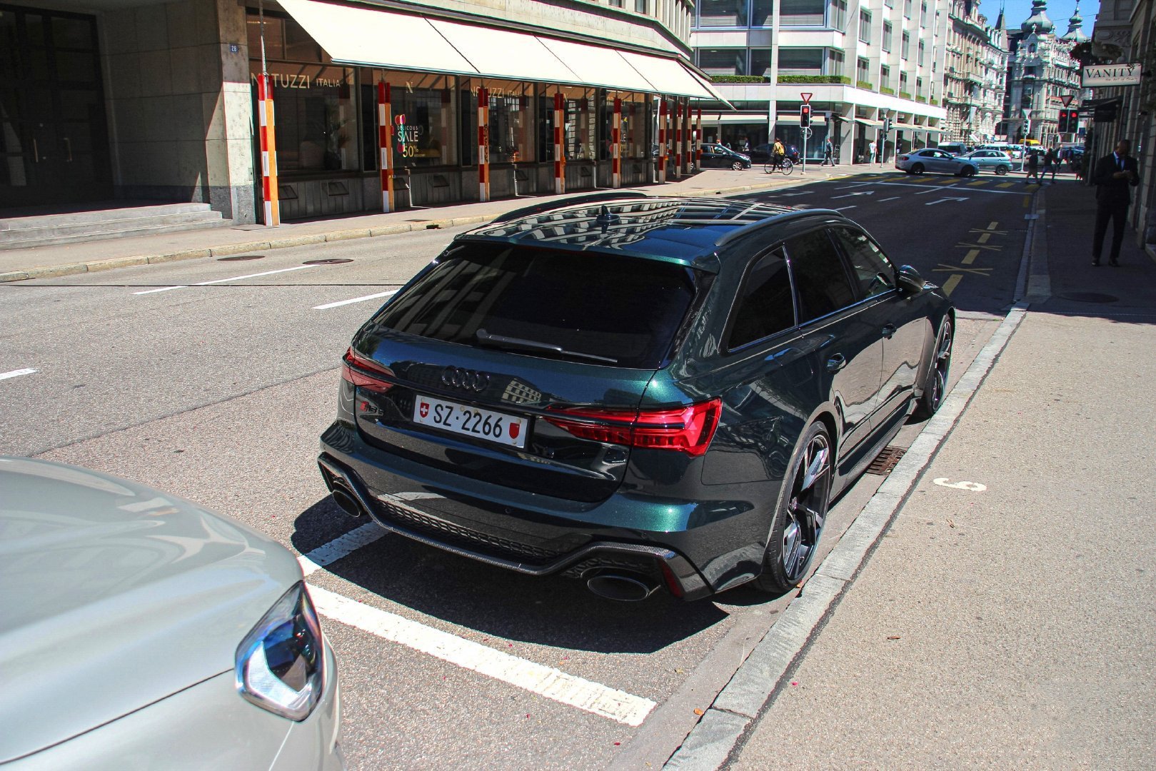 奥迪RS6~说到旅行车，大家第一个想到的，应该还是它吧