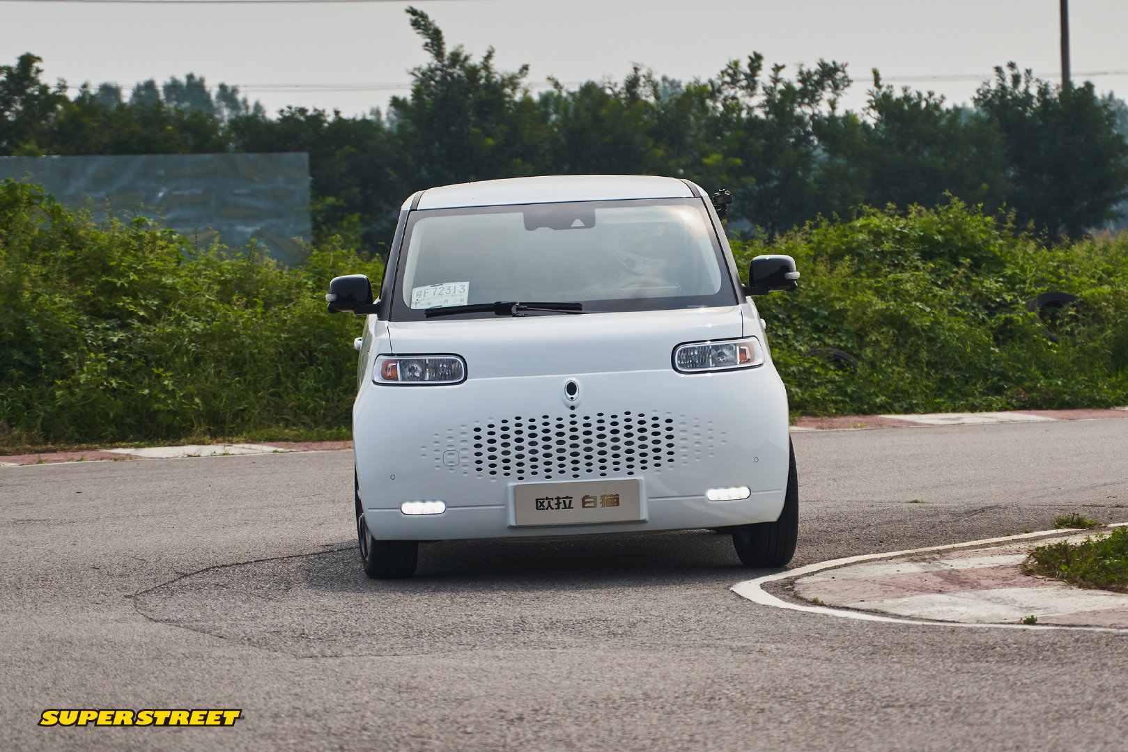 饲猫少年带着欧拉白猫飞驰赛车场。欧拉白猫