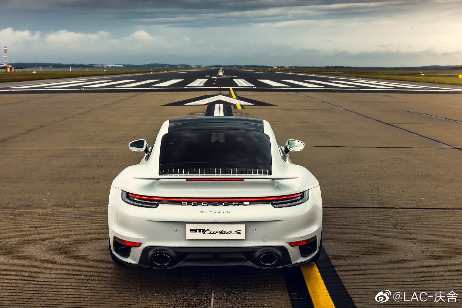 Porsche 911 Turbo S 对，就是昨天视频2.5秒破百的那货！