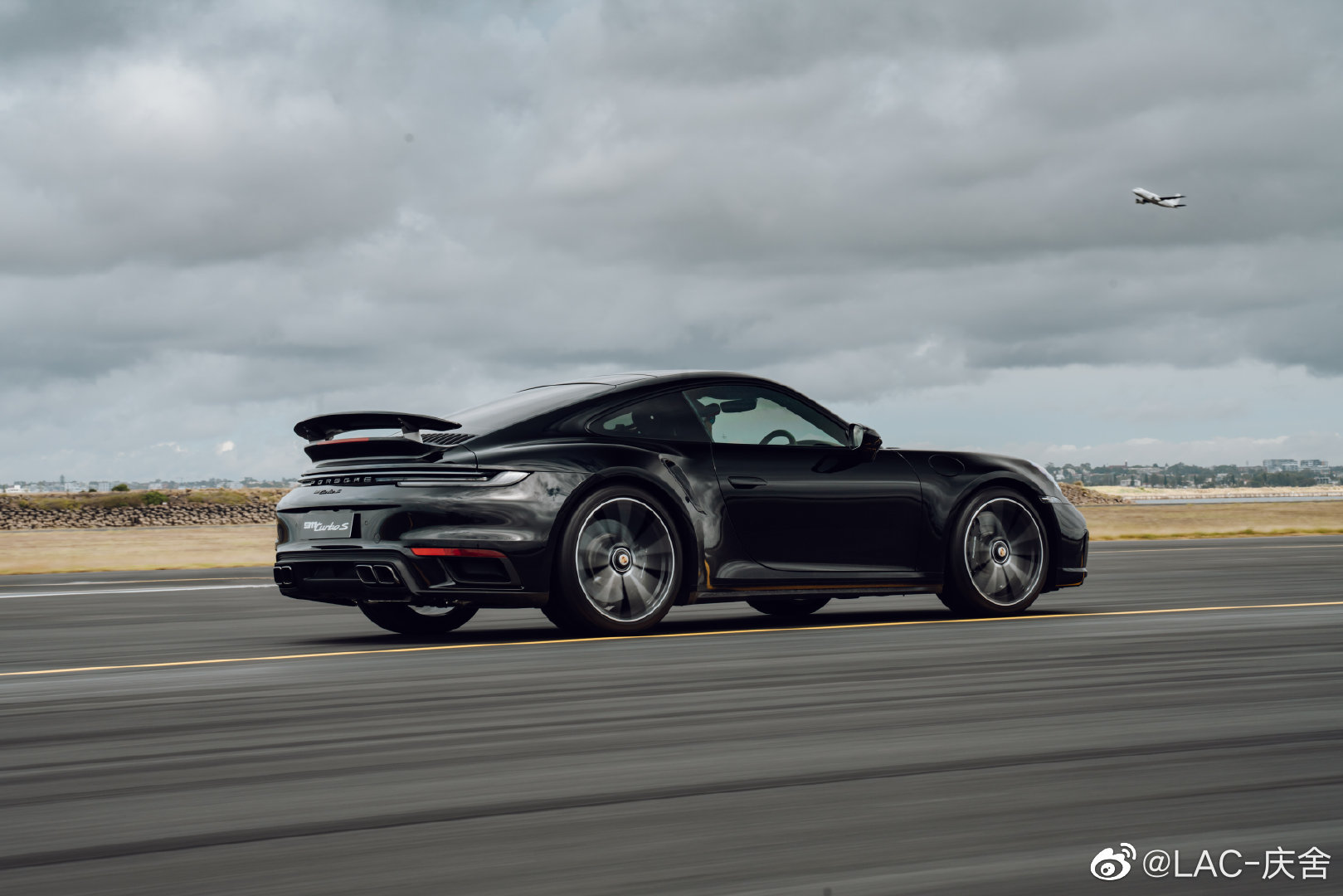 Porsche 911 Turbo S 对，就是昨天视频2.5秒破百的那货！