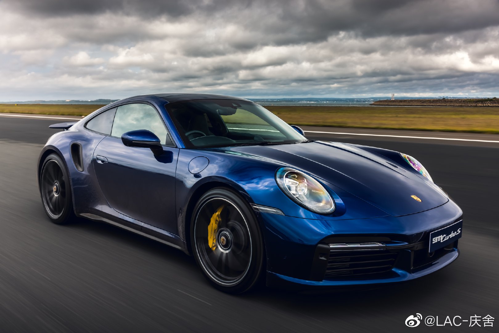 Porsche 911 Turbo S 对，就是昨天视频2.5秒破百的那货！