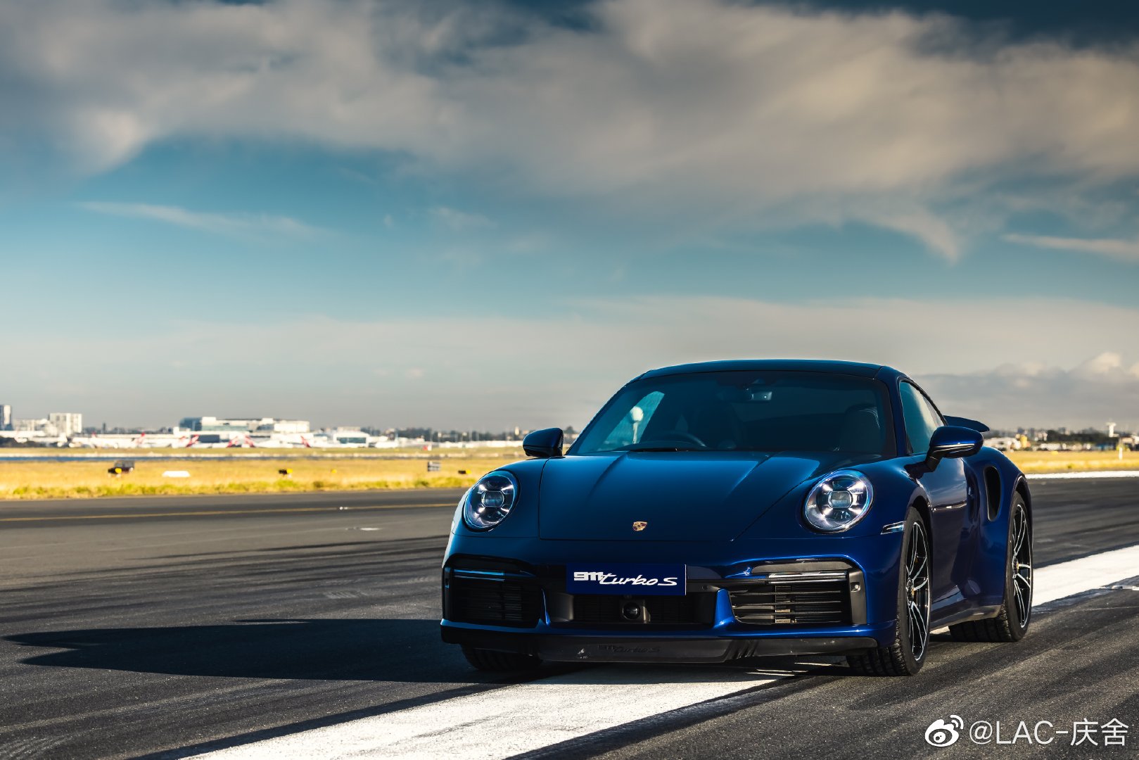 Porsche 911 Turbo S 对，就是昨天视频2.5秒破百的那货！