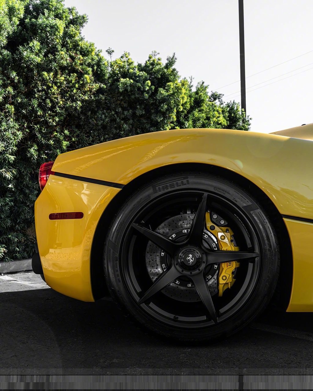 把两台法拉利laferrari放一块儿，怎么拍都是壮观啊！