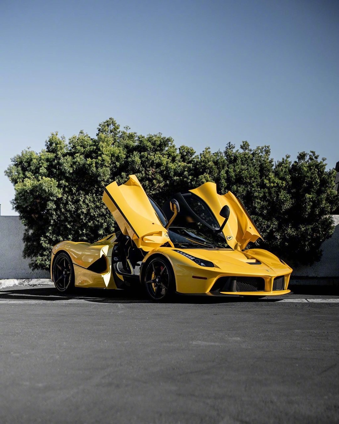 把两台法拉利laferrari放一块儿，怎么拍都是壮观啊！