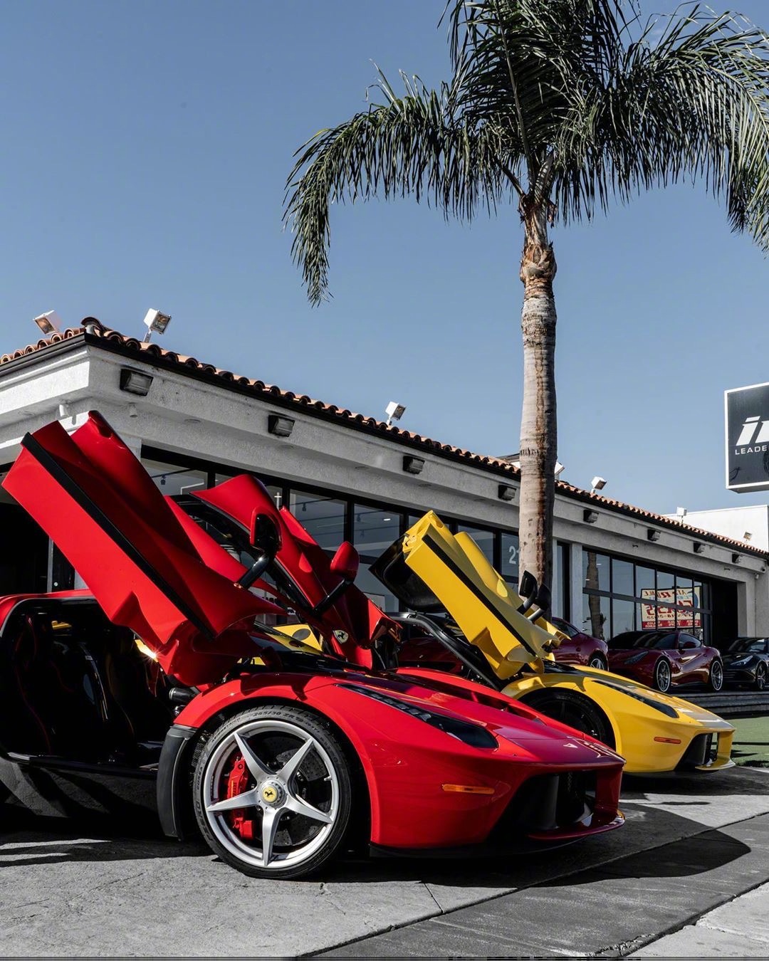 把两台法拉利laferrari放一块儿，怎么拍都是壮观啊！