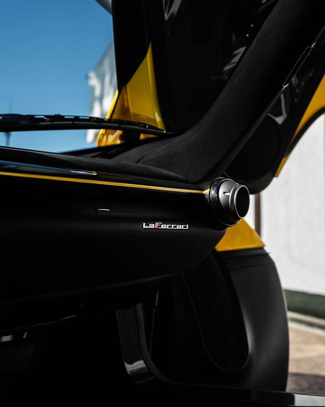 把两台法拉利laferrari放一块儿，怎么拍都是壮观啊！