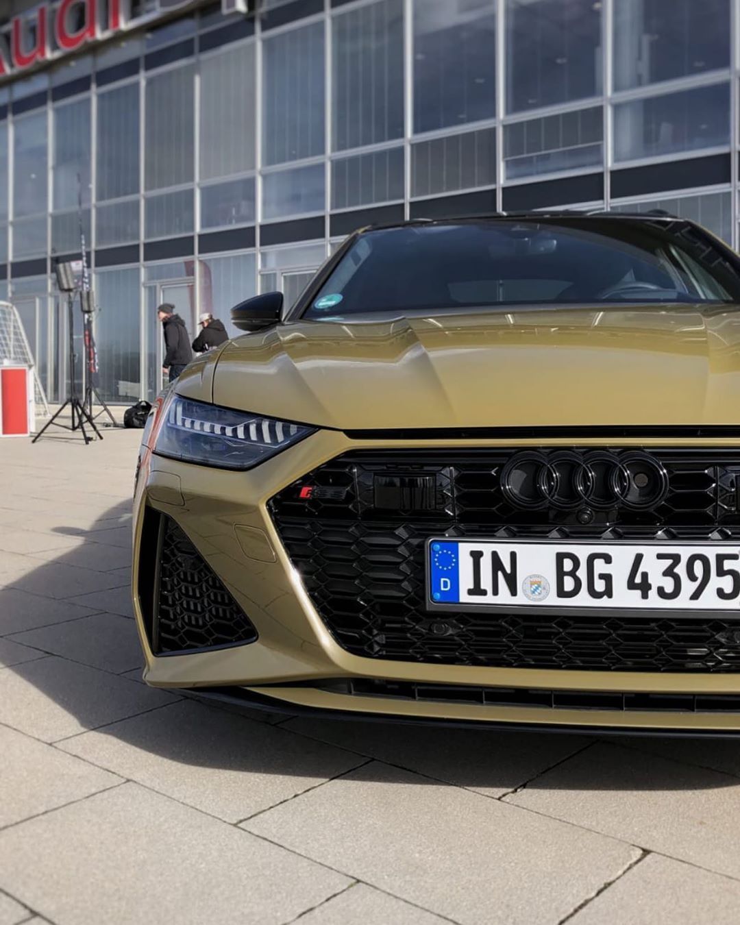 这个算是奥迪很少见的一种颜色了。 RS6战斗绿