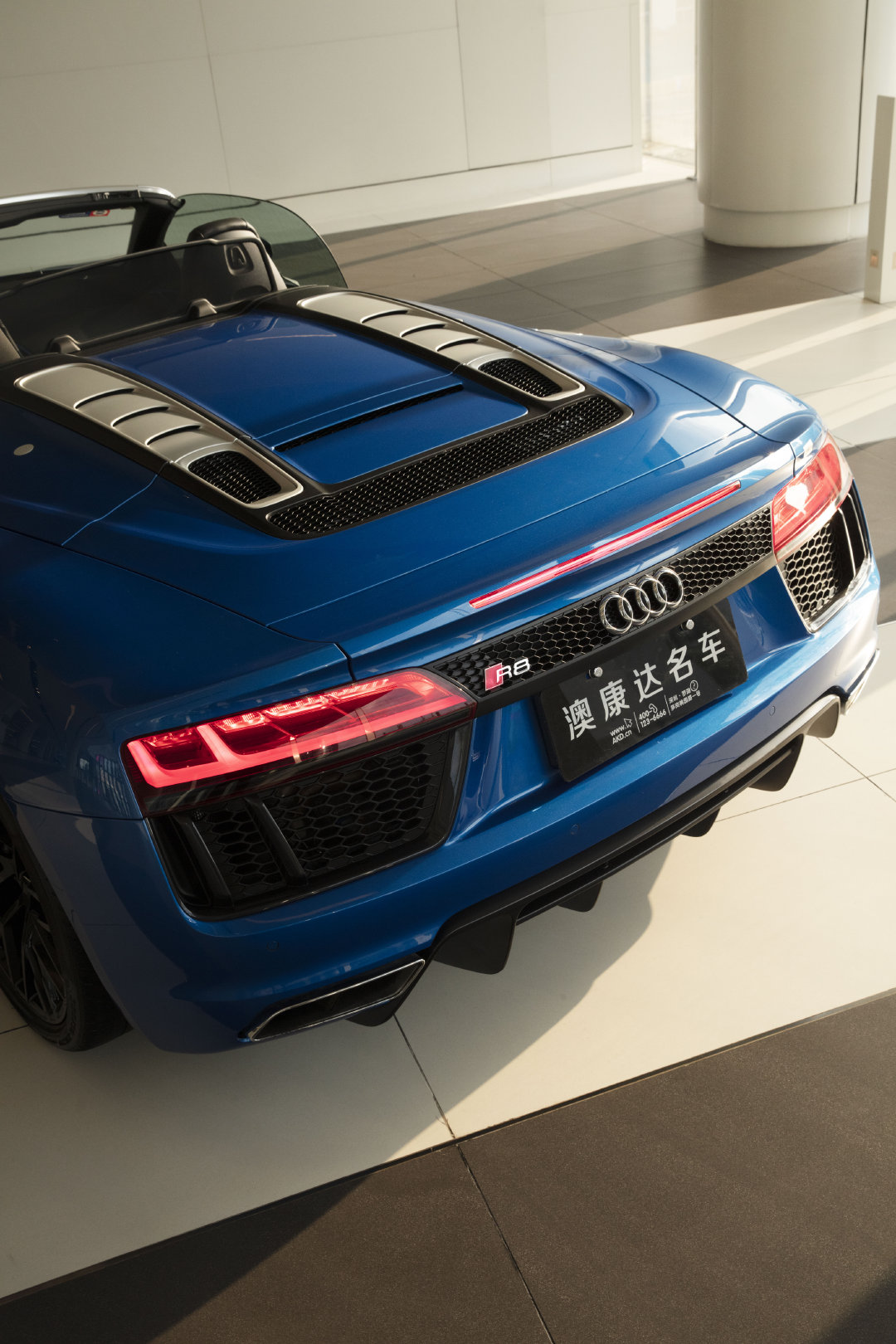尽享自由，王者基因。 ----------奥迪R8