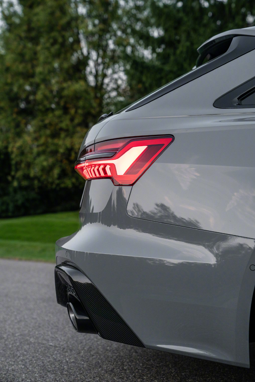 Audi RS6 Avant 让人难以拒绝的旅行车！这个颜色爱了吗？