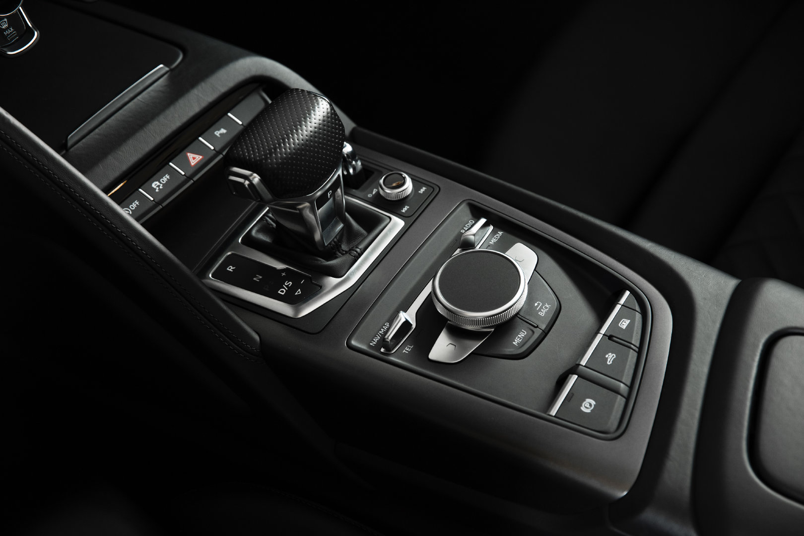 尽享自由，王者基因。 ----------奥迪R8