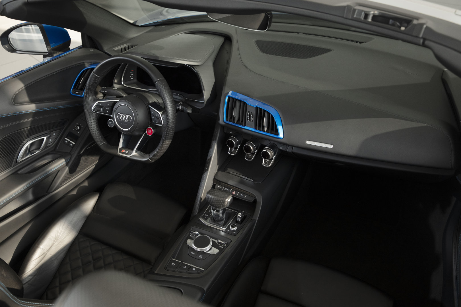 尽享自由，王者基因。 ----------奥迪R8