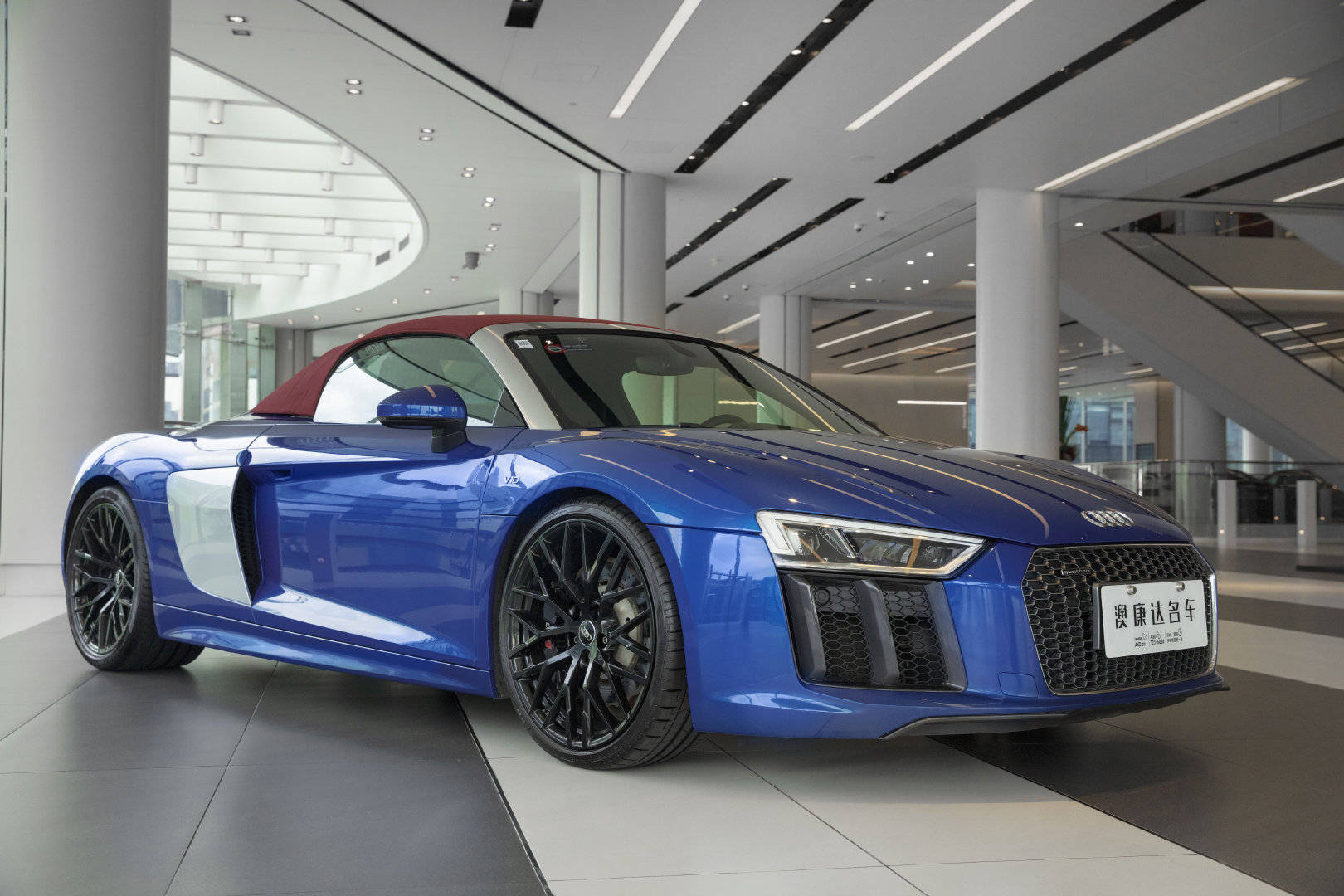 尽享自由，王者基因。 ----------奥迪R8